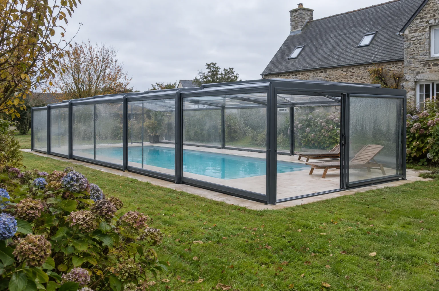 Abri de piscine haut : prix 2026, déclaration préalable, taxe et condensation